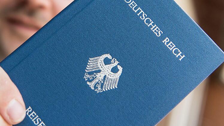 Mit Fantasiedokumenten (im Bild:"Deutsches Reich Reisepass") fallen "Reichsbürger" den Behörden auch in Bamberg auf.  Foto: Patrick Seeger/dpa