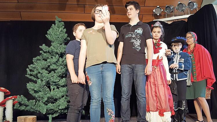 Mithilfe von Rotkäppchen (Emely Pfister), dem gestiefelten Kater (Felix Kuhn) und Dornröschen (Joanna Egglseder) wollen die Kinder Theresa (Rosa Kneuer), Max (Gianluca Egglseder) und Rick (Jakob Zehendner, links) die Menschen vor der bösen Königin retten.  Foto: Matthias Kuhn