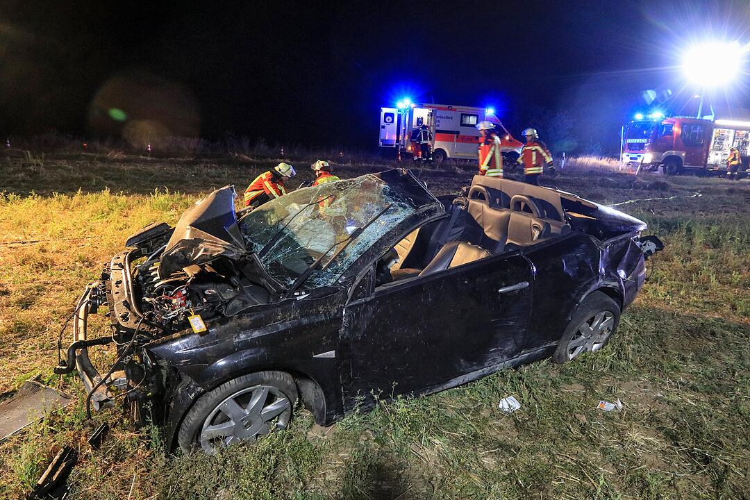 Kreis Erlangen: Cabrio überschlägt sich auf Acker mehrfach - Fahrer schwer verletzt