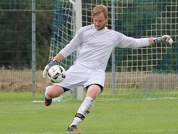 Der Scheßlitzer Torhüter Daniel Schmitt schlägt ab. Für Trainer Stefan Grasser ist er ein starker Rückhalt seiner Mannschaft. Fotos: www.anpfiff.info/Markus Schütz