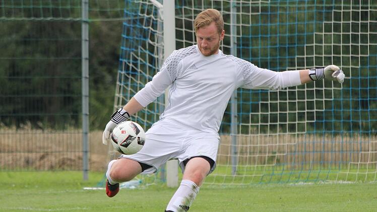 Der Scheßlitzer Torhüter Daniel Schmitt schlägt ab. Für Trainer Stefan Grasser ist er ein starker Rückhalt seiner Mannschaft. Fotos: www.anpfiff.info/Markus Schütz