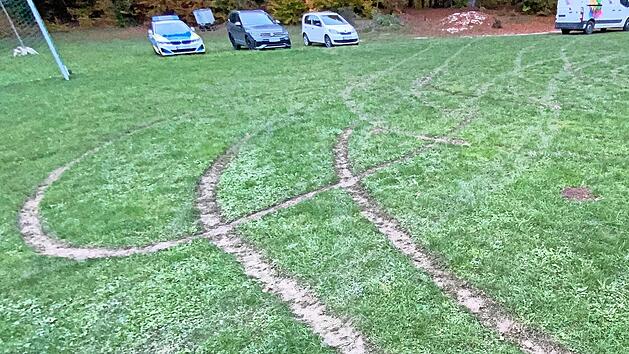 Auf dem Fußballplatz des FC Betzenstein drehte der Verkehrsrowdy seine Runden.