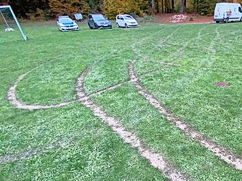 Auf dem Fußballplatz des FC Betzenstein drehte der Verkehrsrowdy seine Runden.