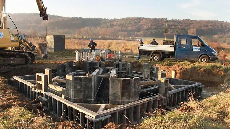Das Fundament des Turmes ist im Boden. Nun kann der Bau der Stahl- und Holzkonstruktion begonnen werden. Foto:  Matthias Einwag