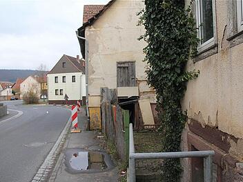 Die Ortsdurchfahrt erregt in Diebach die Gemüter. Häuser sollen abgerissen und Anliegerkosten umgelegt werden.  Fotos: Gerd Schaar