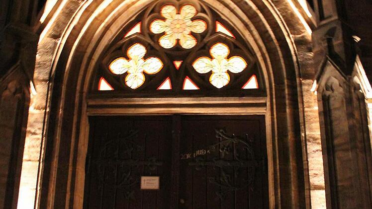 Das Kirchenportal bekommt eine ganz andere Wirkung.