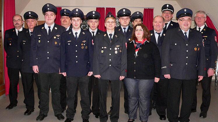 Verdiente Mitglieder der Stützpunktfeuerwehr Volkach wurden für ihre langjährige Mitgliedschaft geehrt v.l. Kreisbrandrat Roland Eckert, Egon Gabauer, Fabian Fuß, Uwe Bader, Michael Berz, Patrick Ritz, Simone Bergner, Fabian Bohn, Holger Will, Tanja Will, Kreisbrandmeister Erwin Strobel, Kommandant Fred Mahler, Ernst Zottmann, Kreisbrandinspektor Norbert Kempf. Foto: Molitor