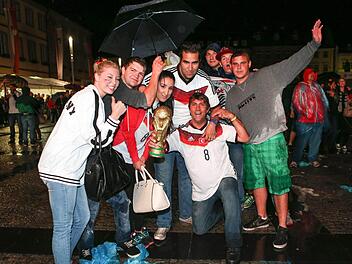 Klatschnass aber glücklich. Fans in Bamberg bejubeln den Finaleinzug der deutschen Nationalelf. Foto: RiegerPress