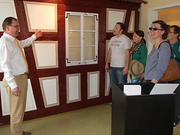 Dieter Gerstenkorn stellt seine Ausstellung vor, hier bei der Demonstration einer Fachwerksanierung bei "Maler Klee". Fotos: Günther Geiling