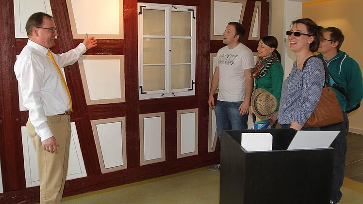 Dieter Gerstenkorn stellt seine Ausstellung vor, hier bei der Demonstration einer Fachwerksanierung bei "Maler Klee". Fotos: Günther Geiling