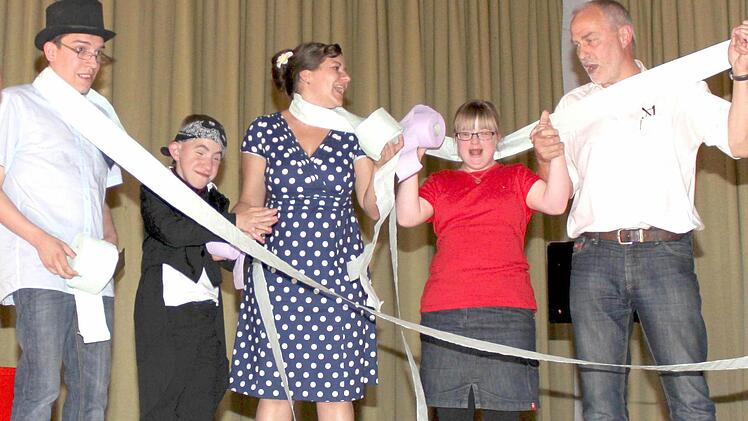 "Wenn ich einmal traurig bin, lache ich mir dir. Und wir spielen "Her und Hin", mit dem Clopapier". Viel Spaß beim Spielen hatten (von links) Schuldirektor Thomas, Dirigent Tim, Betreuerin Katharina Weidinger, Elena sowie Liedermacher Martin Scherer. Foto: Ralf Naumann