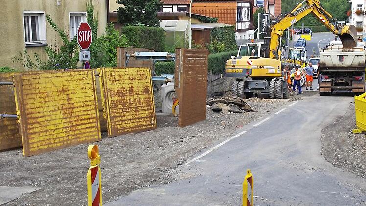In der Ludwig-Freiherr-von-Würtzburg-Straße (Staatsstraße 2208) laufen Kanalarbeiten.
