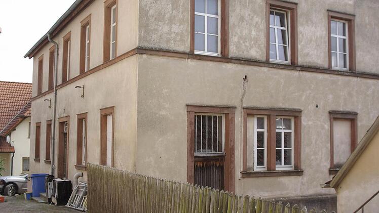 Der äußere Glanz fehlt der Alten Schule noch und wird "nachgereicht". Doch im Innern gedeiht der Fortschritt und die Vereine ziehen im Oktober ein.  Foto: Winfried Ehling