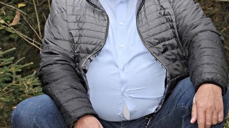 "Ein Männlein sitzt im Walde..." Gemeinderat Günter Freß hört auf einem Stock sitzend den Ausführungen der Förster zu. Foto: Helmut Will