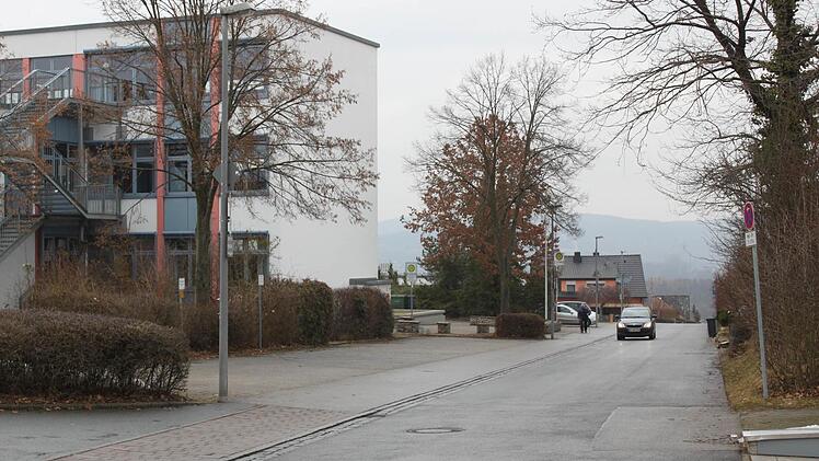 Vorbei an der Mittelschule und zum Wenden weiter die Schulstraße hinaufFoto: Anette Schreiber