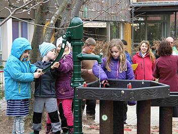 Die Kinder nahmen die neue Anlage sofort mit vereinten Kräften in Betrieb. Foto: Richard Sänger