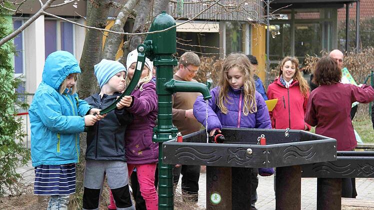 Die Kinder nahmen die neue Anlage sofort mit vereinten Kräften in Betrieb. Foto: Richard Sänger