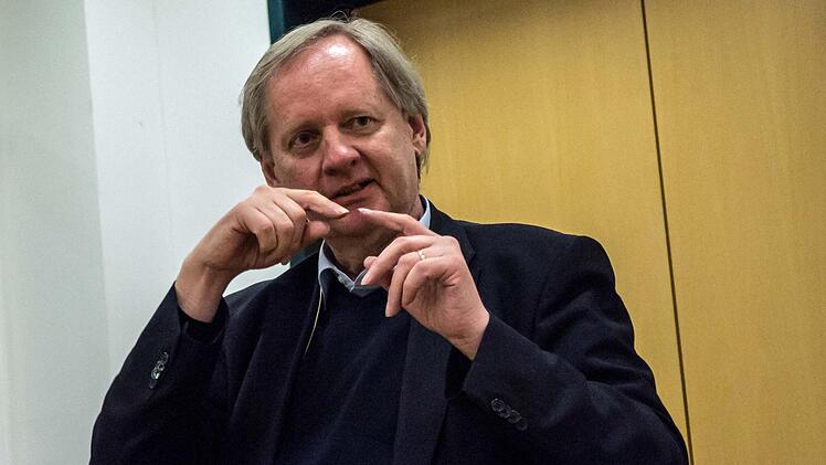 Begegnung Wie sich das Literaturfestival "Coburg liest" auf ungewohntes Terrain begibt und der Wissenschaftsjournalist Ulrich Eberl einlädt zur Reise in eine Welt voller smarter Maschinen.