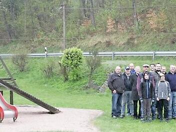 Sämtliche Vereine von Wartenfels haben gemeinsam den Spielplatz instandgesetzt. Für die Neuanschaffungen gab es Spenden, unter anderem vom Lionsclub Kulmbach. Foto: Klaus Klaschka
