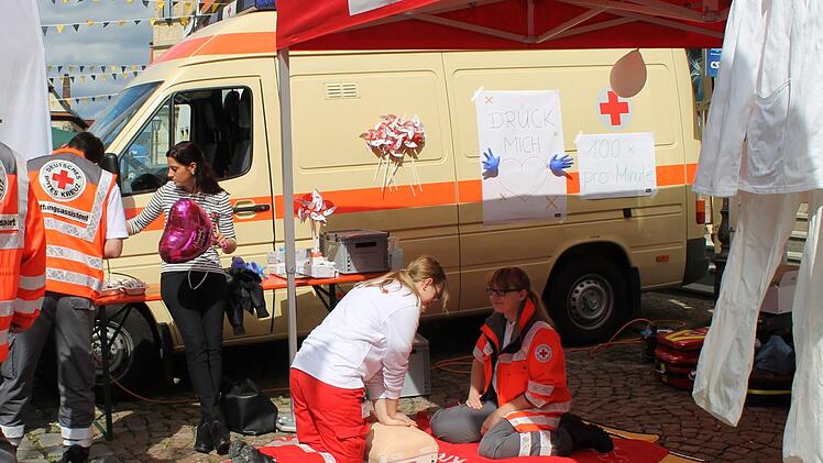 Die Mitglieder des Roten Kreuzes führten eine Reanimation vor.  Foto: Janina Reuter