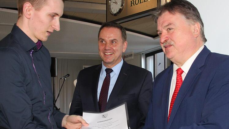 Mit dem Preis des Landkreises Kulmbach zeichnete Landrat Klaus Peter Söllner den Weismainer Industriekaufmann Adrian Sommer aus. Darüber freute sich auch der Leiter des beruflichen Schulzentrums, Alexander Battistella (Mitte).  Foto: Stephan Stöckel