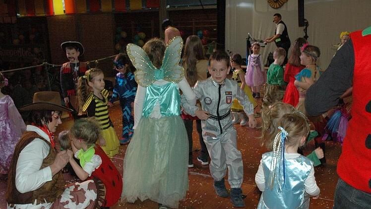 Auch der Astronaut und die Fee tanzten im Karnevalsreigen mit. Foto: Edwin Meißinger
