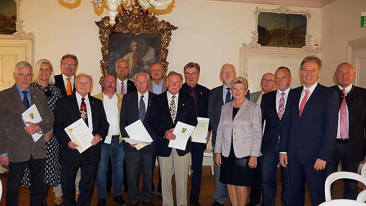 Auch diese Ehrenamtlichen aus Wilhelmsthal, Pressig, Ludwigsstadt, Nordhalben, Steinbach und Teuschnitz durften sich über Landkreis-Ehrennadeln in Gold freuen.  Foto: Heike Schülein