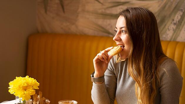 Herzklopfen nach dem Essen kann verschiedene Gründe haben.