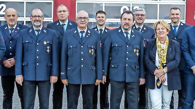 Staatliche Ehrungen: (von links) Christian Kötzner, Ludwig Kötzner, Andreas Kötzner, Dirk Haydu, Martin Hohmann, Andreas Kreß, Günther Übelacker, Kreisbrandinspektor Marco Brust, stellvertretende Landrätin Brigitte Meyerdierks, Kreisbrandrat Marku...