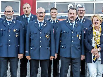 Staatliche Ehrungen: (von links) Christian Kötzner, Ludwig Kötzner, Andreas Kötzner, Dirk Haydu, Martin Hohmann, Andreas Kreß, Günther Übelacker, Kreisbrandinspektor Marco Brust, stellvertretende Landrätin Brigitte Meyerdierks, Kreisbrandrat Marku...