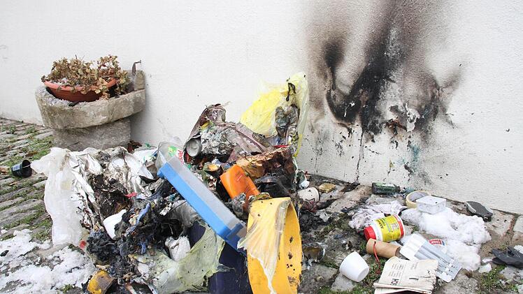 Ein unten am Haus liegender Gelber Sack samt Müll verschmorte.