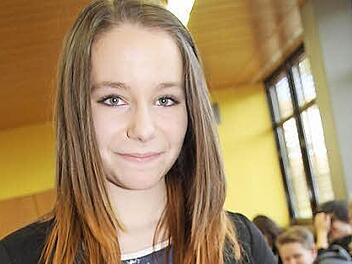 Als Belohnung bekam Nadine Förtsch nicht nur ein Englischlexikon mit Online-Verfügbarkeit, sondern sie durfte sich auch ein englisches Buch aussuchen. Sie wählte "The singing stones". Fotos: Sonja Adam