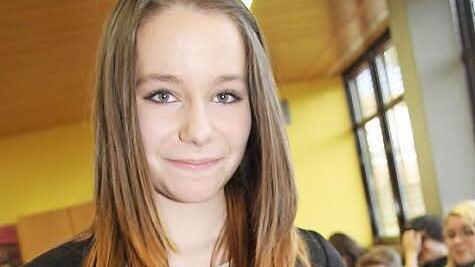 Als Belohnung bekam Nadine Förtsch nicht nur ein Englischlexikon mit Online-Verfügbarkeit, sondern sie durfte sich auch ein englisches Buch aussuchen. Sie wählte "The singing stones". Fotos: Sonja Adam