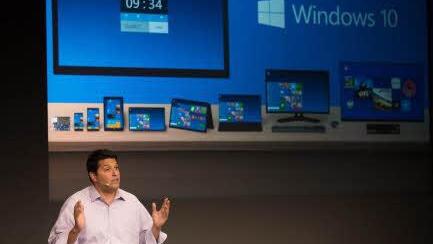 Microsoft-Vize Terry Myerson, zuständig für die Betriebssysteme, erklärt, wie Win10 auf verschiedenen Geräten funktionieren soll. Foto: Microsoft/dpa