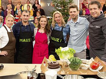 Der Kulmbacher Sebastian Karnoll (Zweiter von rechts) ist morgen um 15.05 Uhr in der ZDF-Sendung "Topfgeldjäger" mit Alexander Herrmann (rechts) zu sehen. Mit im Bild (von links) Cornelia Poletto, Halkaft Karet, Jasmin Adwan und Iris Anne Henriette Cappellen,  Foto: Norman Kalle/ZDF