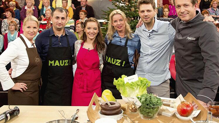 Der Kulmbacher Sebastian Karnoll (Zweiter von rechts) ist morgen um 15.05 Uhr in der ZDF-Sendung "Topfgeldjäger" mit Alexander Herrmann (rechts) zu sehen. Mit im Bild (von links) Cornelia Poletto, Halkaft Karet, Jasmin Adwan und Iris Anne Henriette Cappellen,  Foto: Norman Kalle/ZDF