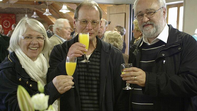 ls Diakon nicht mehr in der Heimatgemeinde tätig, bleibt Franz Hey (r.) seinen Elfershausener Freunden wie Renate Schwab und Organist Eberhard Schmitt (v. l.) als Freund und Mitbürger erhalten.   Foto: Winfried Ehling