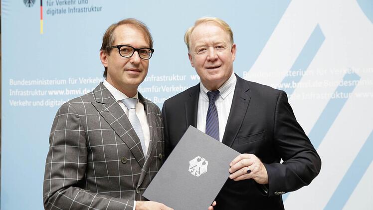 Verkehrsminister Dobrindt (links) überreicht Michelbach die gute Nachricht. Foto: privat
