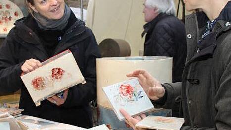 Eva von Ruckteschell aus Freiburg stellt Fliesenbilder, Keramik-Kästchen und Etanolsäulen im oberen Schlosshof aus.