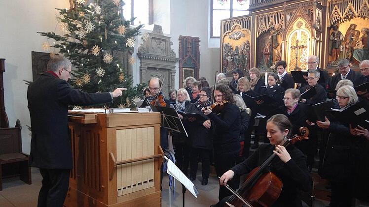Musikalischer Glanz vor dem Christbaum an Weihnachten: Der wohl wichtigste und arbeitsintensivste Auftritt im Jahr für den Laurentiuschor am ersten Weihnachtsfeiertag. Foto: Johanna Eckert