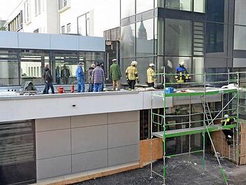 Auf dem Dach des Verbindungsbaus war ein L&ouml;sungsmittelbeh&auml;lter in Brand geraten. Foto: Ronald Rinklef