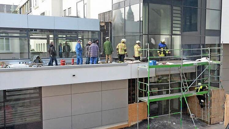 Auf dem Dach des Verbindungsbaus war ein L&ouml;sungsmittelbeh&auml;lter in Brand geraten. Foto: Ronald Rinklef