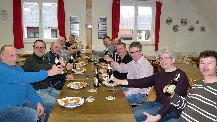 Das gem&uuml;tliche Beisammensein nach dem Spiel geh&ouml;rt einfach dazu. Foto: Werner Rei&szlig;aus