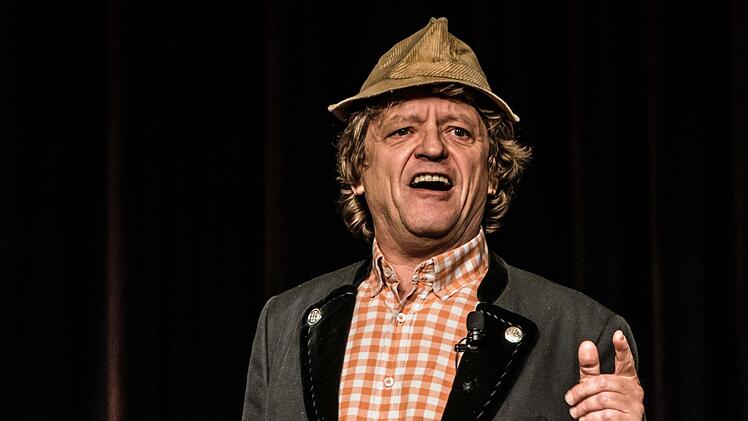 Wie der Kabarettist Frank-Markus Barwasser im ausverkauften Kongresshaus die Bühne zur Kanzel werden lässt.