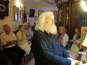 Das 100. Orgelkonzert in der Bibliothek der russisch-orthodoxen Kirche spielte Pfarrer Fjodor Hölldolber vor vollem Haus.  Foto: Marion Eckert