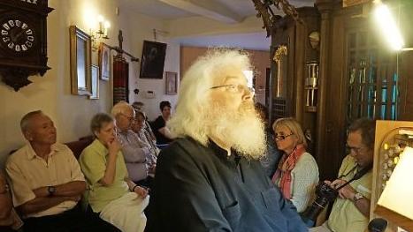 Das 100. Orgelkonzert in der Bibliothek der russisch-orthodoxen Kirche spielte Pfarrer Fjodor Hölldolber vor vollem Haus.  Foto: Marion Eckert