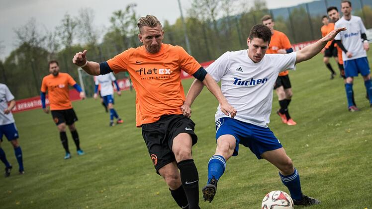 ATS-Stürmer Johannes Adam (links)  will an Matthias Kodisch (Metzdorf) vorbeiziehen.  Seit sechs Spielen sind die Kulmbacher ungeschlagen. Kann der Tabellennachbar die ATS-Serie stoppen?Alexander Muck