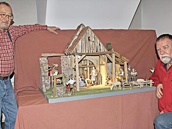 Zwei "Motoren des Krippenbaus" sind der pensionierte Werklehrer Armin Dominka (links) und Erich Wolfert, dem ebenfalls eine "k&uuml;nstlerische Ader" nachgesagt wird, hier vor der Krippe von Adolf Helfenbein aus K&ouml;nigstein im Taunus. Foto: Helmut Will