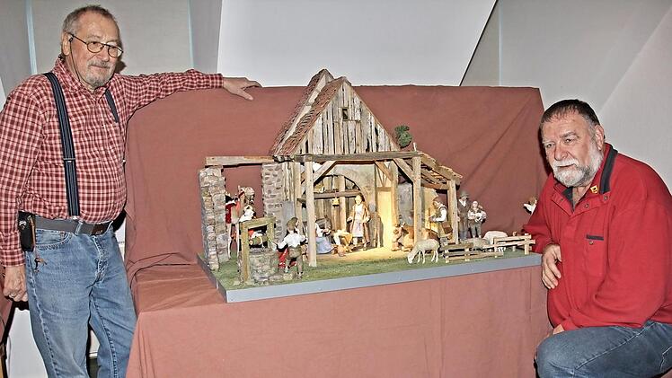 Zwei "Motoren des Krippenbaus" sind der pensionierte Werklehrer Armin Dominka (links) und Erich Wolfert, dem ebenfalls eine "k&uuml;nstlerische Ader" nachgesagt wird, hier vor der Krippe von Adolf Helfenbein aus K&ouml;nigstein im Taunus. Foto: Helmut Will