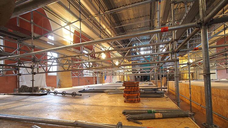 Sanierung der Stephanuskirche in Adelsdorf:  Blick vom Eingang her.